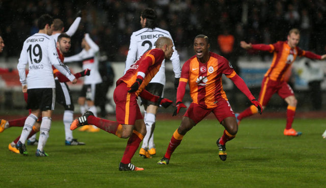 GALATASARAY DERBİLERDE GÜLÜYORDerbide Beşiktaş'a konuk olacak Galatasaray, son dönemde Beşiktaş ve Fenerbahçe'ye derbilerde üstünlük kurdu. Galatasaray, son 5 sezonda Beşiktaş ve Fenerbahçe ile oynadığı 21'i Süper Lig, 3'ü TFF Süper Kupa olmak üzere toplam 24 derbiden 13'ünü kazandı, 7'sinde berabere kaldı, sadece 4'ünü yitirdi. Söz konusu dönemde rakiplerinin filelerini 37 kez havalandıran Galatasaray, kalesinde ise 23 gol gördü. Son 24 derbinin 20'sinde en az bir gol atan sarı-kırmızılı ekip, sadece 4'ünde gol yollarında suskun kaldı. Galatasaray, söz konusu dönemde 10 maçta ise kalesini gole kapatmayı başardı.