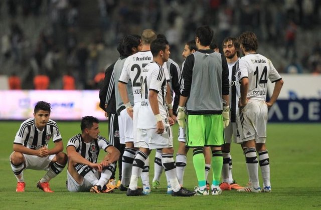 BEŞİKTAŞ DERBİLERDE ZORLANIYORTeknik direktör Şenol Güneş yönetimindeki ilk büyük sınavında Fenerbahçe'yi 3-2 yenen Beşiktaş, son yıllarda derbilerde çok zor galip geliyor. Galatasaray ve Fenerbahçe'ye karşı son yıllardaki lig derbilerinde galip gelmekte zorlanan Beşiktaş, bu rakipleriyle son 11 sezonda yaptığı 45 lig maçında 9 galibiyet alabildi. Söz konusu dönemdeki derbilerden 26'sını yitiren, 10'unda berabere kalan siyah-beyazlılar, bu süre içinde Süper Lig'de taraftarlarına sadece 9 kez derbi galibiyeti izlettirebildi.