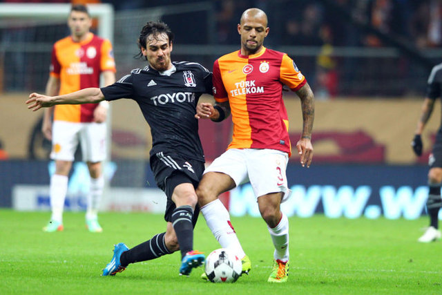 SON 22 MAÇTA SADECE 5 KIRMIZI KARTSüper Lig'de Galatasaray ile Beşiktaş arasında yarın yapılacak derbi öncesinde, rekabetteki son 22 lig maçında hakemler sadece 5 kez kırmızı kart kullandı. İki takım arasında Süper Lig'de yapılan son 22 derbide hakemler sadece Beşiktaşlı Delgado, Hilbert ve Veli Kavlak ile Galatasaraylı Melo'ya (2 kez) kırmızı kart gösterdi. Rekabette son 22 maçta hakemler ayrıca iki takım oyuncularına toplam 111 sarı kart gösterdi. Bu süre içindeki maçlarda Beşiktaş'tan 60, Galatasaray'dan ise 51 futbolcu sarı kartla cezalandırıldı.