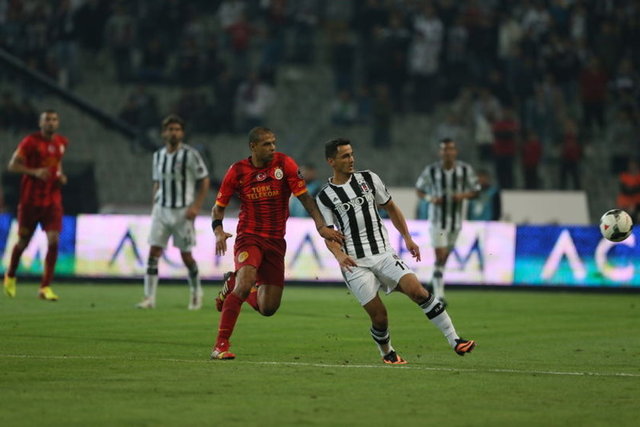 2011-2012 sezonunda Lig Grubu'nda Türk Telekom Arena'da Galatasaray'ın 3-2 kazandığı maçta sarı-kırmızılı takımdan Semih Kaya, kendi kalesine gol attı. Süper Final'de ise aynı statta yapılan ve 2-2 biten son maçta Beşiktaş'tan Almeida, Galatasaray'dan ise Ujfalusi, kendi kalecilerini avladı. 2012-2013 sezonunun ilk yarısında Dolmabahçe'de 3-3 biten maçta da Galatasaraylı Melo, kendi kalesine gol attı. Öte yandan, iki takım arasında son dönemde yapılan maçlarda Beşiktaş'tan İbrahim Üzülmez, Galatasaray'dan ise Mehmet Topal da kendi filelerini havalandırmıştı.
