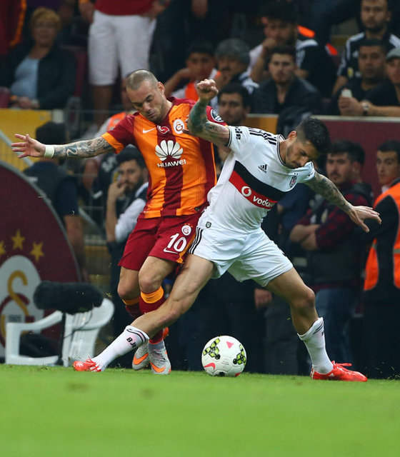 GALİBİYET HASRETİ ÇEKİLEN YILLARİki takım, 336 maçın sığdığı 91 yıllık rekabette bazı dönemlerde birbirlerine karşı üstünlük kurmakta zorlandı. Beşiktaş, 30 Mart 1975 ile 16 Eylül 1979 tarihleri arasında Galatasaray ile yaptığı üst üste 17 maçta da galibiyet yüzü göremedi. Galatasaray ise 20 Kasım 1931 ile 21 Haziran 1936 arasında geçen 15 maçta da rakibini yenemedi.