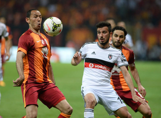 ARALIK'TA 7 YIL SONRABeşiktaş ile Galatasaray, Aralık ayında 7 yıl sonra karşı karşıya gelecek. İki ekip yılın son ayında en son 2008'de karşılaştı. 21 Aralık'ta Ali Sami Yen Stadı'ndaki lig maçını Galatasaray 4-2 kazandı. Öte yandan taraflar arasında aralık ayında yapılan 30 maçtan 12'sini Galatasaray, 11'ini Beşiktaş kazandı, 7 derbi ise berabere bitti. Aralıkta Beşiktaş 43, Galatasaray 40 gol attı.