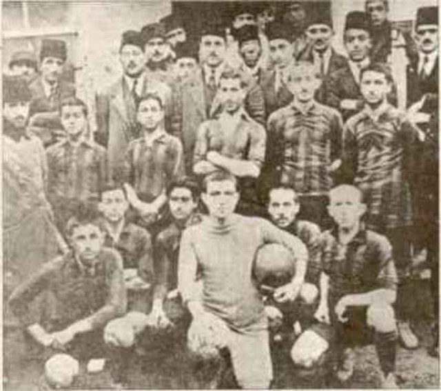 Galatasaraylı futbolcu, 30 Haziran 1940'da Şeref Stadı'nda yapılan ve Galatasaray'ın 9-2 kazandığı tarihi maçta 5 gol birden atarak, rekabetin bir maçta en çok gol atan ismi unvanını yıllardır kimseye bırakmadı.