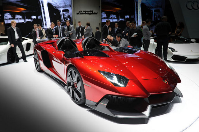 Çatısız olarak tasarlanan otomobilin ön ve yan camları yok.