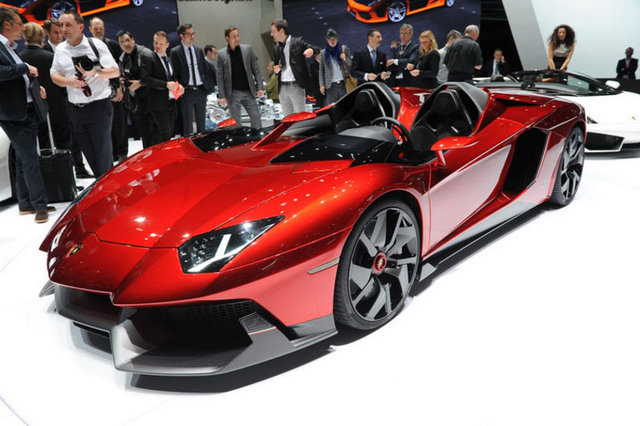 ABD'nin California Eyaleti'nde yaşayan adı açıklanmayan bir internet milyoneri Lamborghini Aventador J almak için galeriye gitti.