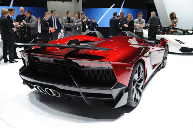 Saatte 300 kilometre hızın üzerine çıkan otomobilde ağırlıktan tasarruf için navigasyon ve klima gibi özellikler de bulunmuyor.