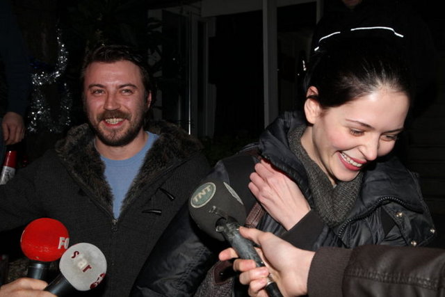 TOLGA GÜLEÇ: - 5 dakika öncesine kadar günlük güneşlikti. Deniz kenarında çekim yaparken bir anda herşey değişti ara verdik. Sığındık bekliyoruz.  -