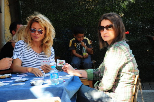 Seray Sever, arkadaşlarıyla birlikte Bebek'te kâğıt oynarken görüntülendi.