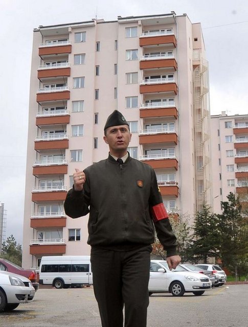 ANKARA'DA PİYADE ALBAY MUSTAFA HAKAN BURAL'IN ÇANKAYA KÖŞKÜNÜN KARŞISINDA BULUNAN LOJMANLARDAKİ EVINDE ARAMA SÜRÜYOR