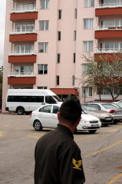 ANKARA'DA PİYADE ALBAY MUSTAFA HAKAN BURAL'IN ÇANKAYA KÖŞKÜNÜN KARŞISINDA BULUNAN LOJMANLARDAKİ EVINDE ARAMA SÜRÜYOR