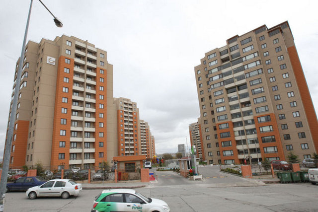 MUVAZZAF ASKER AHMET DAĞCI'NIN OTURDUĞU SİTEDEKİ EVİNDE ARAMA YAPILDI