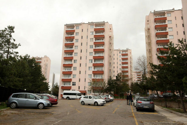 ANKARA'DA PİYADE ALBAY MUSTAFA HAKAN BURAL'IN ÇANKAYA KÖŞKÜNÜN KARŞISINDA BULUNAN LOJMANLARDAKİ EVINDE ARAMA SÜRÜYOR