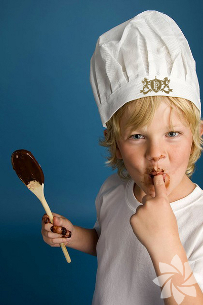 Pera Palace Hotel Çikolata Kursu Pera Palace Hotel, 5-12 yaş aralığındaki çocuklar için 23 Nisan Ulusal Egemenlik ve Çocuk Bayramı'nda onların gününü renklendirecek özel bir program hazırladı. Pastane Şefi Mahmut Çalışır ve Baş Aşçı Arif Kemal Doğan eşliğinde gerçekleşecek "Çikolata Kursu"nda çikolata yaparken, anneleri Kubbeli Salon'da canlı piyano müziği eşliğinde çay saatine katılabilecek.