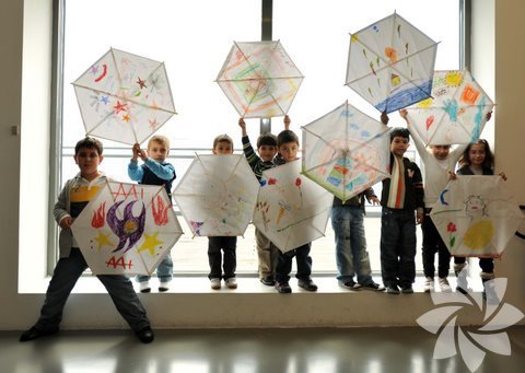 İstanbul Modern 7. Çocuk Şenliği -  - Şenlikte "Doğal Hayatın Sanatçıları" başlıklı programla nesli tükenen canlılar ele alınacak. 4- 12 yaş grubu çocuklara yönelik etkinliklerin hafta içi her gün saat 10.00 ile 16.00 arasında, hafta sonu ise saat 10.00 ile 15.00 arasında yapılacağı 7. Çocuk Şenliği'nde, çocuklar, önce İstanbul Modern'in sergi salonlarındaki yapıtları inceleyerek sanatın doğayla ilişkisini değerlendirecek, ardından yok olma tehlikesiyle karşı karşıya olan bitki ve hayvan figürlerini boyayarak sanatsal ifadelerini yaratacaklar. 