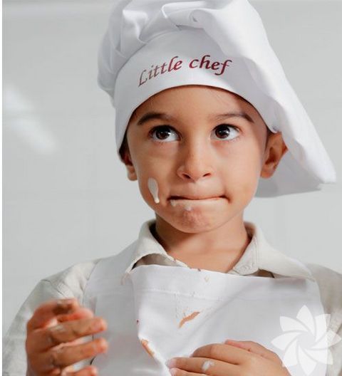 Mövenpick Hotel'de çikolata yapımı kursu!  -  - Mövenpick Hotel İstanbul, 23 Nisan'da 7-14 yaş arası çocuklar için Çikolata Yapımı Kursu düzenliyor. Başaşçı Giovanni Terracciano ve ekibi tarafından uygulamalı olarak verilecek olan kursta; çikolata eritme, saklama ve işleme gibi bilgilerin yanı sıra beyaz ve siyah çikolata yapımı, çikolata ile meyve ve fındık kaplama öğretilecek. Minik katılımcılara, sertifikaları ve günün anısına özel olarak tasarlanmış önlükleri hediye edilecek. Çocuklar ayrıca, İtalyan usulü pizzalar ve leziz Mövenpick dondurmalarının keyfini çıkaracaklar 