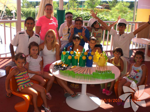 Hilton Dalaman Sarıgerme Resort&amp;Spa 23 Nisan'ı "Kids Weekend" ile kutluyor!  -  - Doğal güzellikleri ve kültürel tarihi ile dünyanın bakir kalmış sayılı beldelerinden Sarıgerme'de, Dalaman Çayı'nın denize döküldüğü noktada bulunan, otel, 23 Nisan tatilinde çocuklarınızı ve sizi son derece keyifli ve etkinliklerle dolu bir uzun hafta sonu tatiline davet ediyor.  Sanat Atölyesi etkinliği çerçevesinde, resim, t-shirt boyama, takı tasarımı, ahşap ve seramik boyama, Groovy Kidz'de 4-7 yaş çocuklar kişisel gelişimlerini destekleyecek oyunlar, 8-12 yaş grubu çocuklar için Cool Kidz'de birbirinden eğlenceli oyunlar ve yarışmalarla çocuklar tüm hafta sonu çocuk olmanın keyfine varacaklar. Dilerseniz otelin pastane şefi ile mutfak atölyesinde birlikte cookie tasarlayabilir, akşamüzeri düzenlenecek kostüm partisinde çocuğunuzla farklı bir dünyaya gidebilir, ya da kendinizi şımartmayı seçip bölgenin en büyük 6 bin metrekare alana yayılmış Elysion Spa'sında ruhsal ve bedensel dinginliğe kavuşabilirsiniz.. - Otelde ayrıca 0-3 yaş aralığındaki çocuklar için ücretli bebek bakıcısı hizmeti ve tüm küçük misafirleri için Kidz Paradise içinde buluyor. 