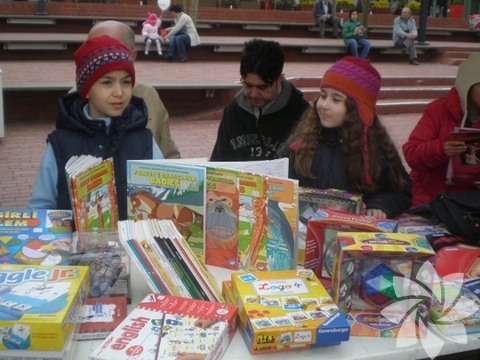 Girişimci çocuklar Meydan'a...  -  - 21-22 Nisan 2012, Cumartesi-Pazar günlerinde 13.00- 18.00 arasında Meydan Alışveriş Merkezi -Ümraniye'de gerçekleştirilecek "ÇOCUK MEYDANI"na katılan çocuklar kullanmadıkları oyuncaklarını, kitap, CD ve DVD'lerini başka çocuklar ile paylaşacaklar, bir yandan satış yaparken bir yandan da alışveriş yapabilecekler…Katılımcı her çocuk en az 2 oyuncağını\kitabını imkanı olmayan çocuklarla paylaşmak üzere Hediye Sandığı'na bağışlayacaktır. Toplanan bu oyuncaklar\kitaplar çocuklarla ilgili Sivil Toplum Kuruluşlarına dağıtılacak…"ÇOCUK MEYDANI"nda çocuklar; hem eski eşyalarını değerlendirerek para kazanma deneyimi yaşayacak hem de yüz boyama, oyun hamuru, resim, seramik, ahşap boyama, puzzle gibi aktivitelere katılarak eğlenecek ve katılımcı okul gösterilerini izleyecek…  -  - 