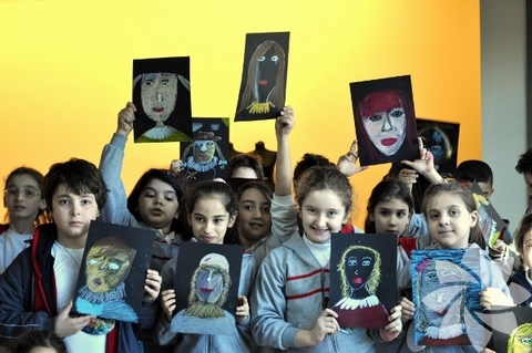 Sakıp Sabancı Müzesi, 23 Nisan'da müzenin yönetimini çocuklara veriyor. Bilet kesiminden sergi rehberliğine, güvenlikten konservasyon sorumluluğuna kadar müzedeki tüm görevler çocuklar tarafından yürütülecek. Çocuklar aileleriyle birlikte müzeyi ücretsiz ziyaret edebilecek. - 