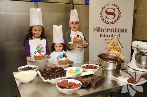 23 Nisan'da çocuklara çikolatalı bayram!  -  - Sheraton İstanbul Ataköy Hotel, 23 Nisan Ulusal Egemenlik ve Çocuk Bayramı'na özel olarak 7- 14 yaş arası çocuklara kendi çikolata ve pastalarını yapma imkânı sunuyor.  Çocuklar düzenlenecek kursta yaratıcılıklarını geliştirmenin yanı sıra en sevdikleri tatlı çikolata ile dopdolu bir gün geçirmenin keyfini çıkarıyor.Uygulamalı olarak çocuklara Karışık Kurabiye Süslemesi, Mini Çikolata Tartaletlere Dolgu Yapma, Çikolatalı Pasta hazırlanması üzerine eğlenceli ve keyifli bir kurs veriyor. 