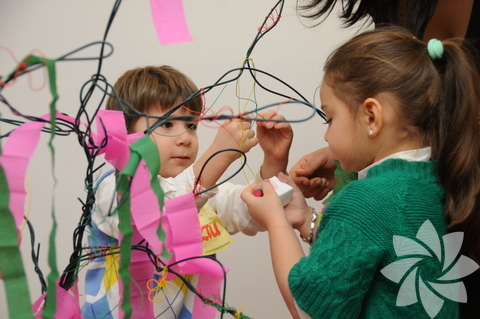 Borusan Contemporary'den çocuklara 23 Nisan hediyesi "Bizim Dünyamız"  -  - Borusan Contemporary, 23 Nisan Ulusal Egemenlik ve Çocuk Bayramı kapsamında 21 - 22 Nisan'da özel atölyeler düzenliyor. 'Bizim Dünyamız' isimli etkinlikte çocuklar farklı coğrafyaları ve malzemeleri keşfedecek. Atölye çalışmalarında ortaya çıkacak miniklerin eserleri, ziyaretçiler tarafından da görülebilecek. Atölyede çocuklar sanat eğitimcisi Gazi Selçuk yönetiminde ve sanatçı İlke Yılmaz eşliğinde seçtikleri ülkenin yerel kıyafetlerinden yola çıkarak kendi gölgelerini de kullandıkları bir 'asamblaj - bir araya getirme' projesi yapacaklar. Dünyanın farklı coğrafyalarını kapsayan bir turun ardından asamblajın yanı sıra heykel kavramını da farklı malzemeleri bir arada kullanarak irdeleyecekler.