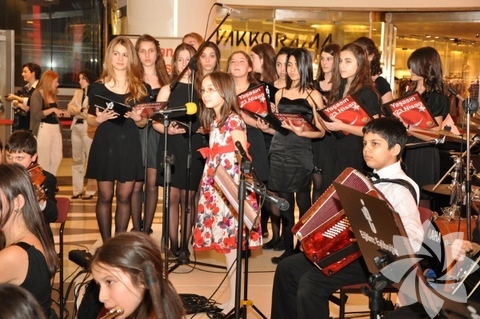 Eyüboğlu Büyük Orkestrası'ndan 23 Nisan Coşkusu! -  - Türkiye'nin üyelerinin tamamı kendi öğrencileri ve öğretmenlerinden oluşan ilk ve tek senfonik pop orkestrası olan Eyüboğlu Eğitim Kurumları Büyük Orkestrası 23 Nisan, Pazartesi günü, saat 16.00'da Akmerkez'de sahne alacak. Orkestrada bulunan 9-16 yaş arası 40 öğrenci ve 7 öğretmen, bu özel konserde senfonik enstrümanların yanı sıra melodika, mandolin, piyano, klavye, bas gitar, elektro klasik gitar, bateri ve perküsyon gibi pek çok müzik aleti kullanacak.  -  - 