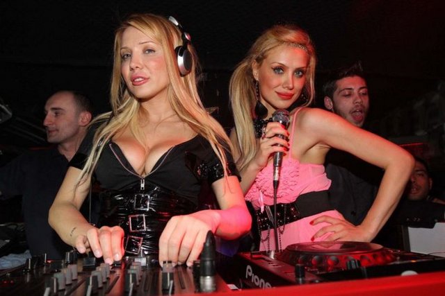 "Hem hayvanseveriz hem de kürk giyeriz. Kimse bize kızmasın. Tüm dünyada yasaklansın biz de almayalım."