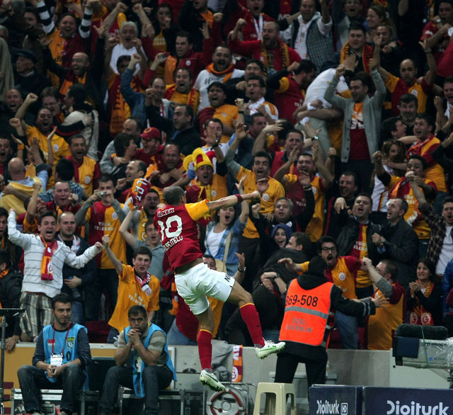 Lacivert geceye yatıp sarı sabahlara uyanırız o yüzden bize hergün Fenerbahçe.