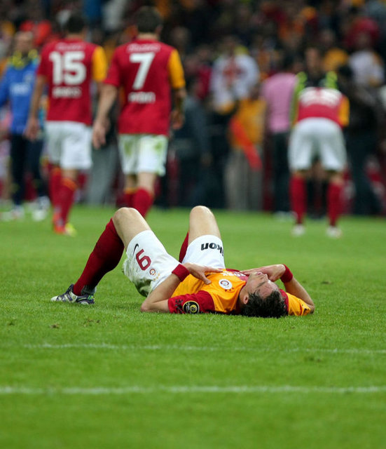 - Büyük G.Saray taraftarı yine asilliğini gösterdi, Florya'da takımına destek verdi... Cimbom başı dik yürür...