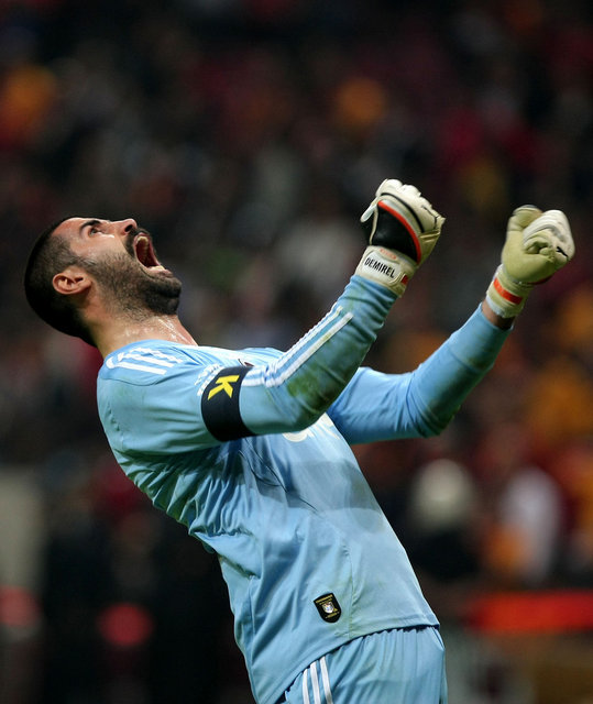 - G.Saray'ın taraftarıyla gönül bağı kırılmadığı sürece herşey vız gelir. Maçtan sonra tribünlerin takımı sahip çıkması şahane. -