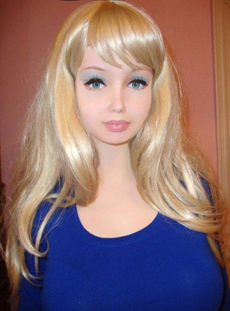Henüz 16 yaşında olmasına rağmen iddialı konuşan Lolita Richi, kendisinden başka 'İnsan Barbie' tanımadığını, güzellik ve vücut ölçüleri konusunda kimsenin kendisiyle yarışamayacağını söylüyor...