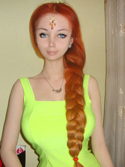 Bir 'Barbie' bebeğin vücut ölçülerine sahip genç kızın annesi de onu destekleyenler arasında...