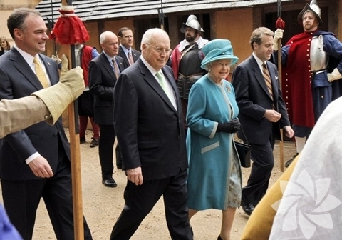 Kraliçe Elizabeth ve Dick Cheney 