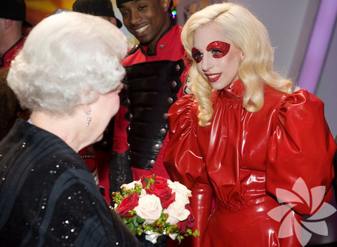 Kraliçe Elizabeth ve Lady Gaga 