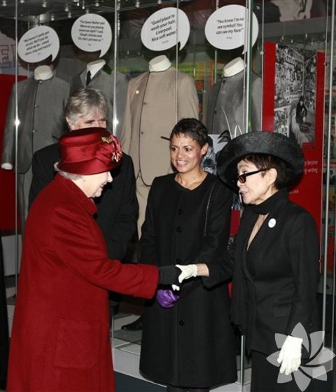 Kraliçe Elizabeth ve Yoko Ono 
