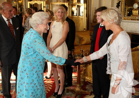 Kraliçe Elizabeth ve Dame Helen Mirren 
