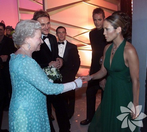 Kraliçe Elizabeth ve Jennifer Lopez 
