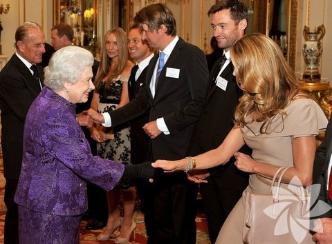 Kraliçe Elizabeth ve  Huge Jackman - Elle Macpherson