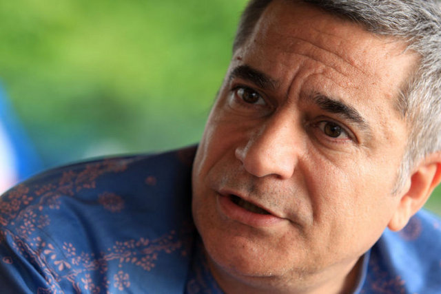 Mehmet Ali Erbil, 4 yaşındayken annesiyle babası boşandı. Annesi, Ankara'ya taşınarak bir subayla evlendi. Erbil, 14 yaşına geldiği zaman yatılı eğitim veren Ankara Devlet Konservatuvarı sınavlarına girdi. Sınavı geçen Erbil, okulun tiyatro bölümüne kaydoldu. 21 yaşına kadar çeşitli oyunlarda sahneye çıkıp, soluğu İstanbul'da aldı. TRT'de yayınlanan diziler ve sinema filmleri için seslendirme yaptı.