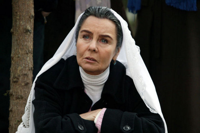 Birçok filmde figüranlık yapmasına rağmen dikkatleri üzerine çekemeyen Girik'i, Memduh Ün keşfetti. 1960'ta "Ölüm Peşimizde"yi çeken Ün, sette figüranlık yapan Girik'i fark etti. Ömer Lütfi Akad'ın "Ya Memduh işin mi yok Allah aşkına? Bu kızı nereden buldun? Bundan oyuncu moyuncu olmaz" demesine rağmen Ün, Fatma Girik'i figüranlıktan alıp başrole taşıdı. Girik, 190 filmle büyük bir başarıya imza attı.