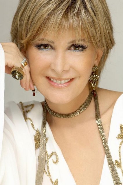 Filiz Akın, TED Ankara Koleji'ni bitirdikten sonra Ankara Dil ve Tarih Coğrafya Fakültesi Arkeoloji Bölümü'ne girdi. Son derece başarılı bir öğrenci olan Akın, İngilizce ve Fransızca'yı anadili gibi konuşuyordu. Fakülteden sonra bir turizm acentesinde şef olarak çalışmaya başlayan Akın'ın hayali, varsa yoksa mimar olmaktı. Mimar olmak için yeniden üniversiteye girmeye hazırlanan Akın'a, arkadaşları Artist Dergisi'nin yarışmalarına girmesi için baskı yapıyordu. Bu baskılara direnemeyen Akın, 1962 yılında "öylesine" yarışmaya katıldı. Ama elde ettiği birincilik hayatını değiştirdi.