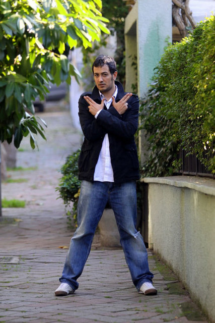 Sarp Apak, lise yıllarında işletme eğitimi almayı düşündü. Apak'ın oyunculukla yollarının kesişmesi annesiyle teyzesinin bir gün gezmeden dönerken İzmir'de düzenlenen bir yetenek yarışması için dağıtılan başvuru formlarından almasıyla başladı.