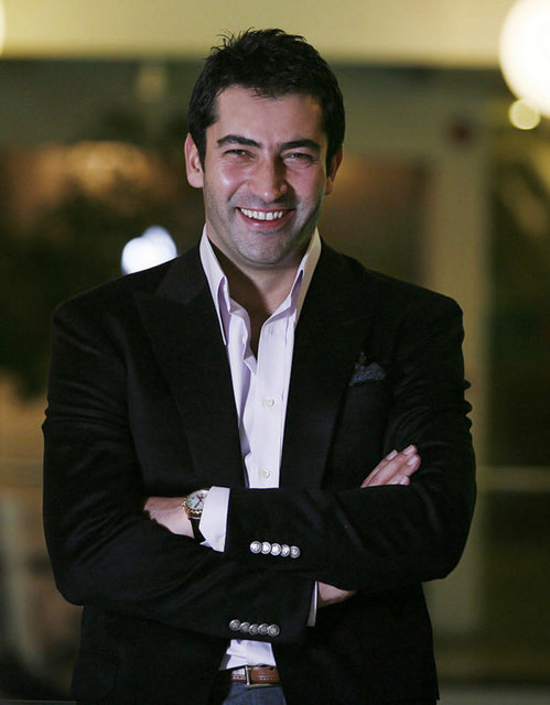 Çiftçiliğin kendisine göre olmadığını anlayan İmirzalıoğlu, büyük bir hırsla hazırlandığı üniversite sınavında Yıldız Teknik Üniversitesi'ni kazanarak İstanbul'a geldi. 'Ekmeğini taştan çıkar' gerçeğiyle, babasından para istemeye yüzü olmadığı için İmirzalıoğlu, bir mankenlik ajansına kayıt yaptırdı. Bu girişimden sonraysa İmirzalıoğlu, şöhretin basamaklarını bir bir çıkmaya başladı. Best Model of The World'de birinci olmasıyla bütün dikkatleri üzerine çekti. Oyunculuk gücünü ilk keşfeden isimse Osman Sınav oldu. Sınav'ın "Deli Yürek"te başrol verdiği İmizalıoğlu, 13 yıldır yaptığı her işte başarılı oldu.