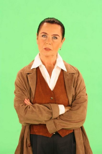 Fatma Girik ekonomik nedenlerle ailesine destek olmak için ortaokul ikinci sınıftayken eğitimini yarıda bıraktı. Bildiği bir iş olmadığı için annesi Münevver Hanım'la filmlerde figüranlık yapmaya başladı. Girik'in oyuncu olma isteği yoktu ama figüranlık yaparak hem annesiyle birlikte zaman geçiriyor hem de evlerinin bütçesine katkıda bulunuyordu.