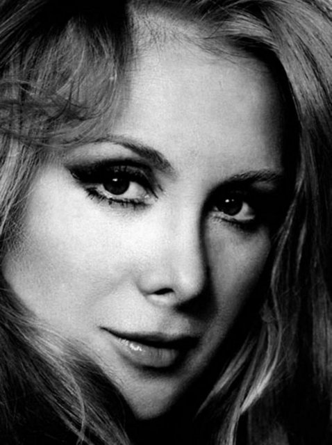 Birinci olmasına rağmen oyuncu olmak istemeyen Filiz Akın, önce Memduh Ün'ün yönettiği "Akasyalar Açarken"de rol aldı. Üst üste aldığı rol teklifleriyle sinemayı, oyunculuğu sevmeye başladı ve mimarlık sevdasına nokta koydu. "Yeşilçam'ın Avrupai" oyuncusu olarak Türk Sineması'nda önemli bir yer edinen Akın, "dört yapraklı yonca"nın yapraklarından biri olarak adını ölümsüzleştirdi. Akın, oyunculuğa başlayışını şöyle ifade etti: "Yarışmaya sadece arkadaşlarımın baskısından kurtulmak için girdim. Kazanamayacağımdan da emindim. Böylelikle ben de 'İşte girdim de ne oldu?' diyerek baskılara son verecektim. Ama yarışmadan birinci çıkınca kendimi kameraların karşısında buldum. Çünkü anlaşma gereği birinci olanlar film çekmek zorundaydı."