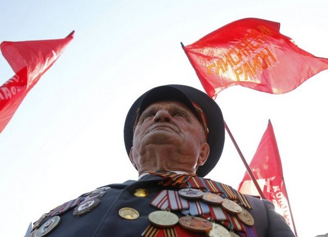 Ukrayna'nın başkenti Kiev'de Komünist Partisi (UKP) taraftarları çeşitli etkinlikler ile 1 Mayıs'ı kutladı. - Kiev'in ünlü Hreşçatik Caddesi'nde ellerindeki parti bayraklarıyla yürüyüş düzenleyen UKP'liler Bağımsızlık Meydanı'nda kurulan platform çevresinde mitinglerine devam etti. Sabahın erken saatlerinde itibaren meydanda toplanan binlerce UKP'li ellerinde; 'Mücadele etmeden zafer kazanılmaz' afişleri ve çeşitli dövizler taşıdı.