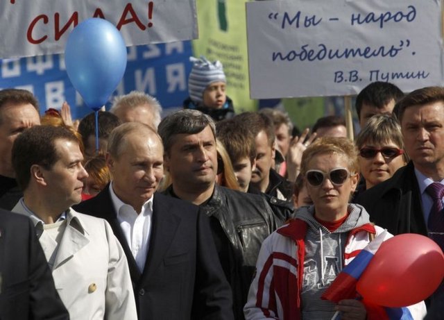 Moskova'da düzenlenen ve yaklaşık 150 bin kişinin katıldığı Kremlin yanlısı 1 Mayıs gösterilerine, görevini devretmeye hazırlanan Rusya Devlet Başkanı Dmitriy Medvedev ile bu görevi devralacak olan Rusya Başbakanı Vladimir Putin de katıldı.