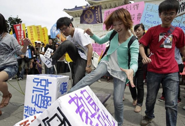 Tayvan'da ise birkaç bin hükümet karşıtı protestocu başkent Taipei'nin merkezine yürüyerek, yüksek maaş ve daha iyi çalışma koşulları talep etti.
