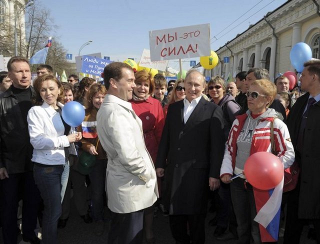 Putin ve Medvedev'in göstericilerle konuştuğu belirtildi.