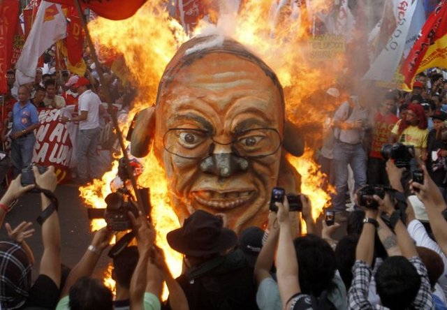 Filipinler Devlet Başkanı III. Benigno Aquino ise günlük 3 dolar artış talebini reddederek, bunun enflasyonu artıracağını ve yabancı yatırımcıları ülkeden uzaklaştıracağını söyledi.