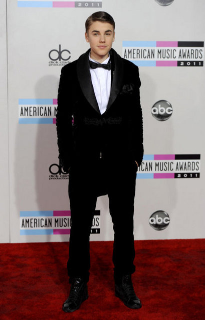 JUSTIN BIEBER